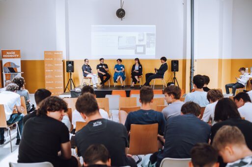 Študentská vedecká konferencia otvorila diskusiu o elektromobilite a obnoviteľných zdrojoch